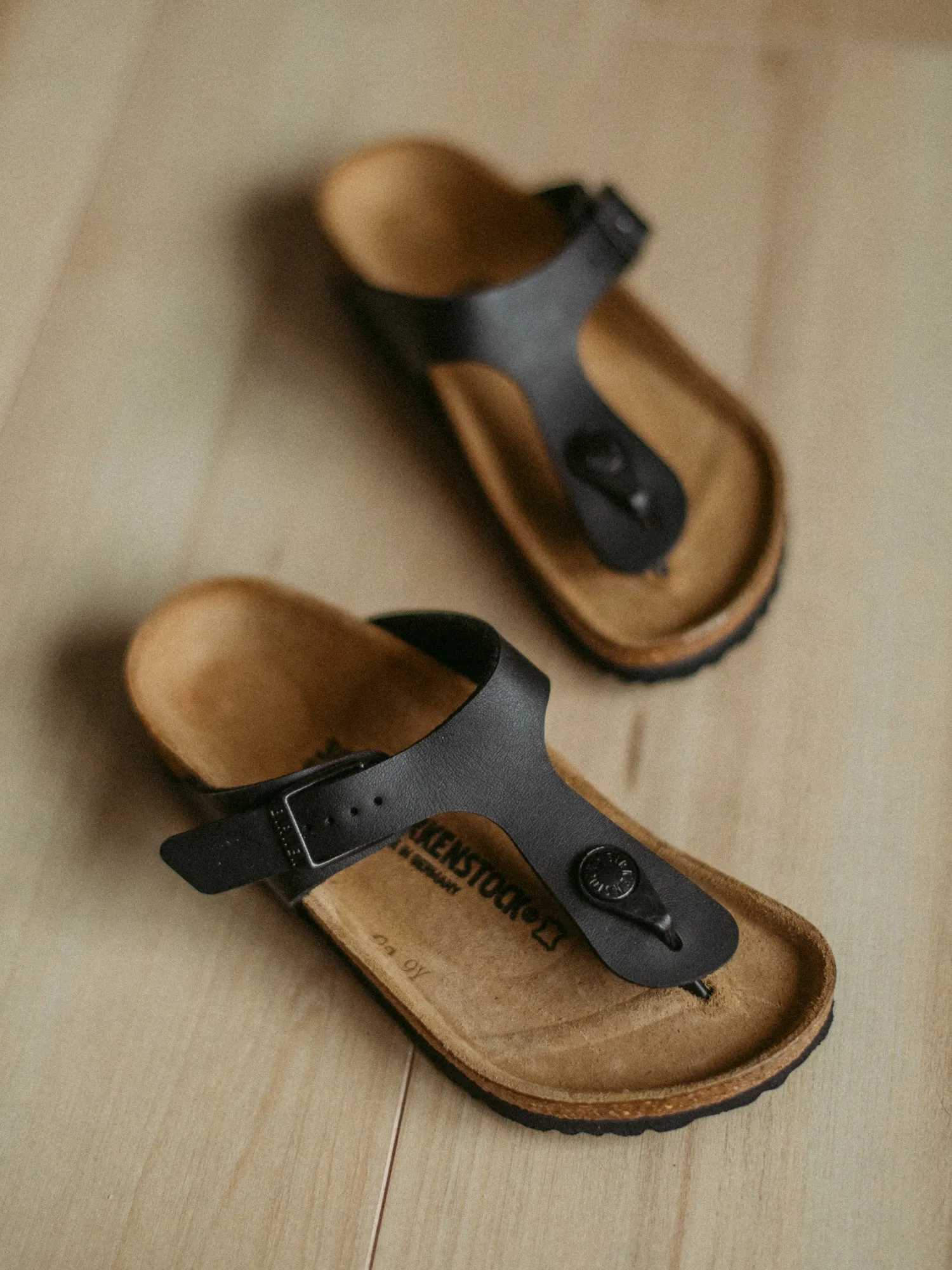 BIRKENSTOCK KIDS GIZEH BLACK SANDALS - MEDIUM/NARROW FIT - CLEARANCE