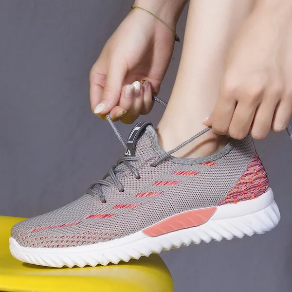 Women's Sneakers - Round Toe, Anti-Slip, Lace-Up, Practical - حذاء رياضي نسائي - بقصة مستديرة من الأمام، ورباط للإغلاق، مضاد للإنزلاق، بتصميم عملي